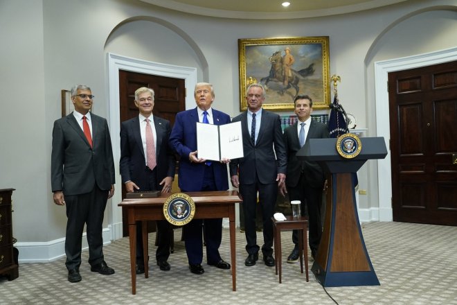 Trump podepsal exekutivní příkaz, který má dramaticky snížit ceny léků