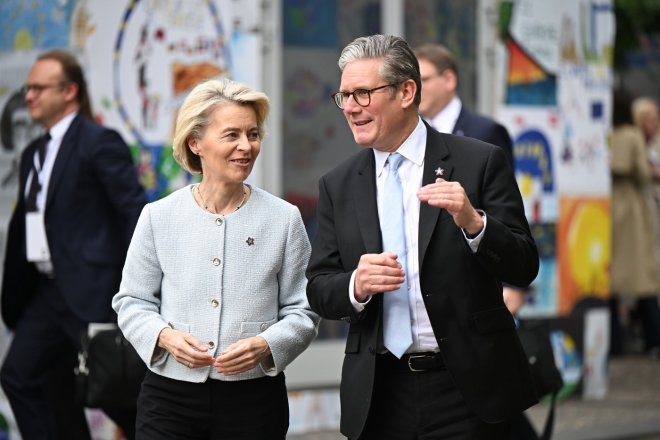 Šéfka Evropské komise Ursula von der Leyenová a britský premiér Keir Starmer