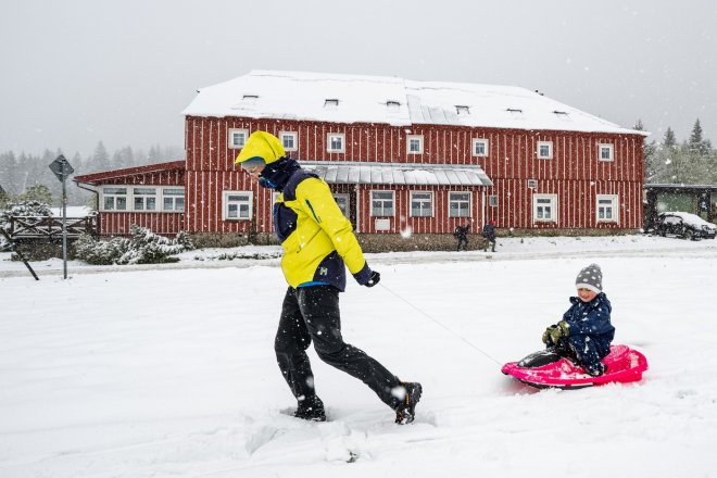 Na hřebenech Krkonoš se drží souvislá vrstva sněhu, místy až 25 cm