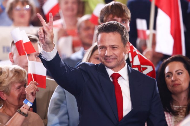 V prvním kole prezidentských voleb v Polsku vede podle odhadů Trzaskowski