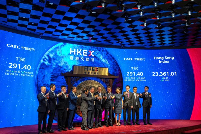 Výrobce baterií pro elektroauta CATL vstoupil na hongkongskou burzu