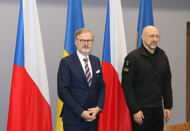 Český premiér Petr Fiala (vlevo) a jeho ukrajinský protějšek Denys Šmyhal