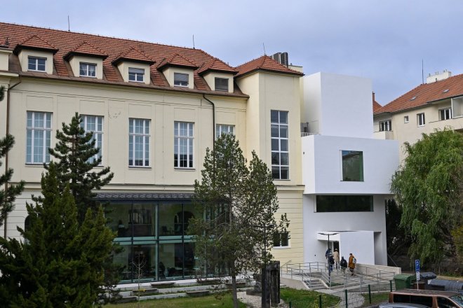 Vítězem 21. ročníku Ceny Klubu Za starou Prahu pro novou stavbu v historickém prostředí je nová budova ateliérů katedry výtvarné výchovy Pedagogické fakulty Masarykovy univerzity.
