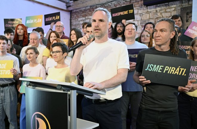 Zahájení volební kampaně Pirátů pro sněmovní volby. Zprava vpředu Ivan Bartoš, předseda strany Zdeněk Hřib a místopředsedkyně Pirátů Olga Richterová.