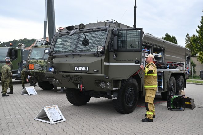 Cisternový stříkací vůz Tatra vojenské hasičské jednotky
