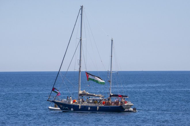 Loď s Gretou Thunbergovou a dalšími aktivisty mířící k Pásmu Gazy s humanitární pomocí byla přesměrována do Izraele