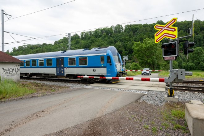 Dělali přejezdy bezpečnější, teď platí milionové pokuty za kartel