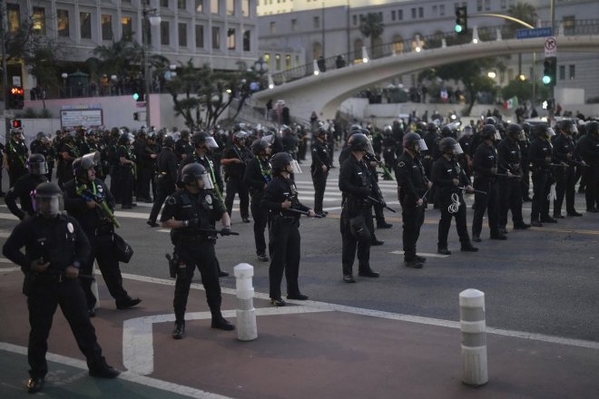 Pohár přetekl. V centru Los Angeles platí noční zákaz vycházení