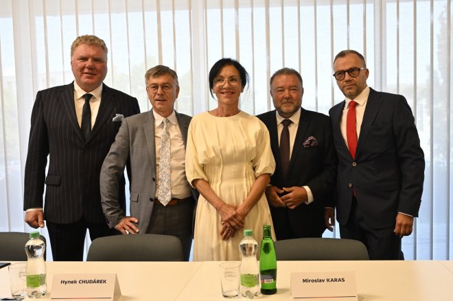 Zleva Milan Fridrich, Hynek Chudárek, Libuše Šmuclerová, Miroslav Karas, Jiří Ponikelský