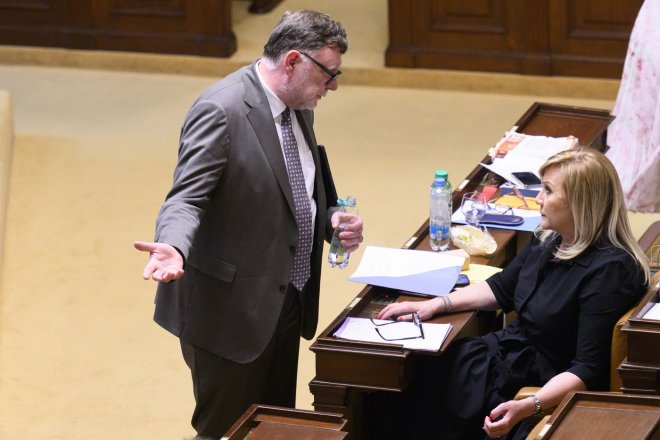 Ministr financí Zbyněk Stanjura z ODS (vlevo) a předsedkyně poslaneckého klubu ANO Alena Schillerová