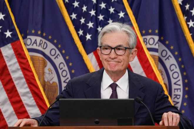 Trumpovy výpady nechávají Powella vlažným. Fed drží sazby
