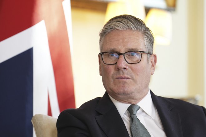 Starmer: Írán nesmí nikdy vyvinout jadernou zbraň, Američané dnes tuto hrozbu zmírnili