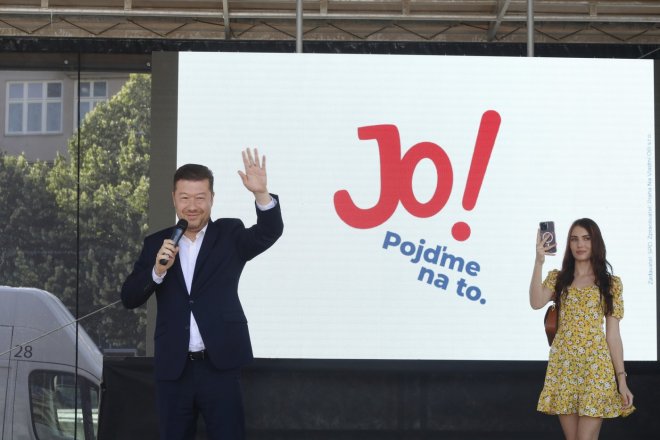 Toimo Okamura na předvolebním mítinku