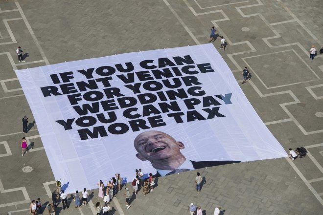 Americký miliardář Jeff Bezos na poslední chvíli upravil své plány na oslavy svatby s moderátorkou Lauren Sánchezovou v Benátkách