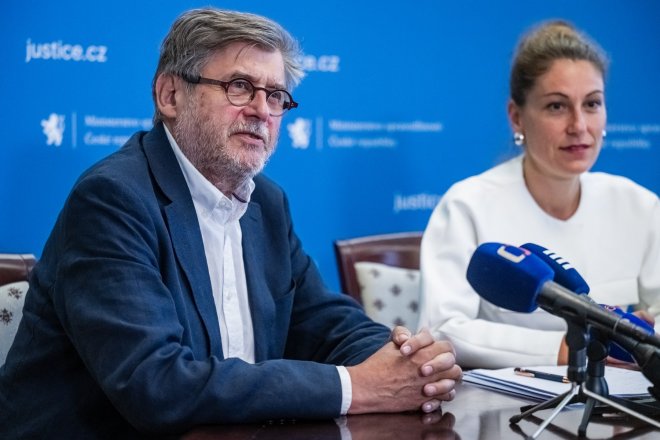 Ministryně spravedlnosti Eva Decroix jmenovala bývalého ústavního soudce Davida Uhlíře koordinátorem pro řešení bitcoinové kauzy