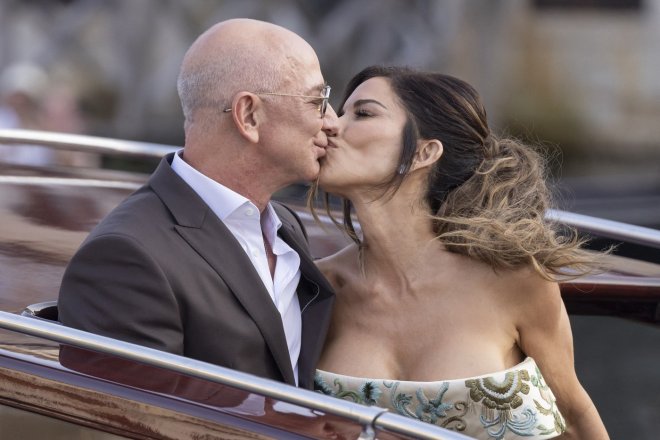 Zakladatel internetového obchodního domu Amazon Jeff Bezos a novinářka a televizní moderátorka Lauren Sánchezová