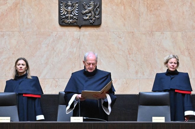 Zleva soudkyně Veronika Křesťanová, předseda soudu Josef Baxa a soudkyně Kateřina Ronovská ve sněmovním sále Ústavního soudu, který vyhlásil, jak rozhodl o návrhu poslanců ANO na zrušení důchodové reformy
