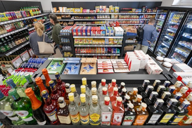 Nejrychleji v srpnu meziročně rostly ceny alkoholických nápojů a tabáku, které se zvýšily o 4,7 procenta. Energie, mezi něž statistici zahrnují také pohonné hmoty, podle předběžného odhadu zdražily o 2,3 procenta.