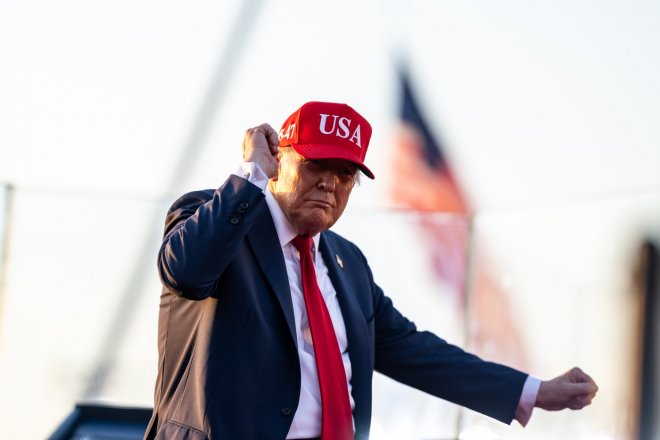 Trump dovedl svět na pokraj třetí světové války. Aby si vesele zatancoval