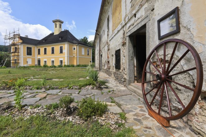 Zchátralý renesančně barokní zámek v Nemilkově na Klatovsku