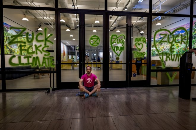 Aktivista bojuje proti Marku Zuckerbergovi