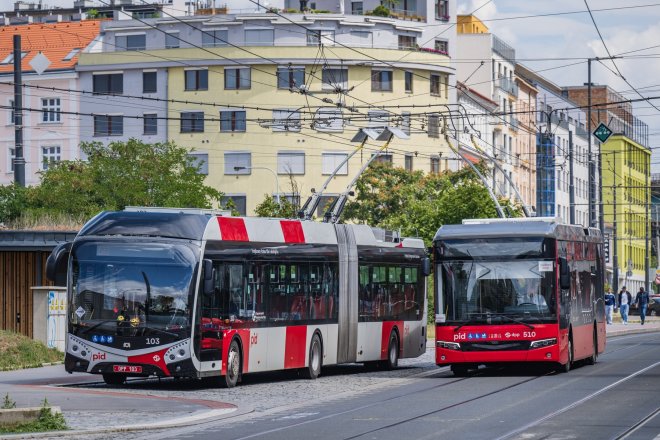 Praha bude mít nové turecké autobusy. Vpravo na testovací jízdě