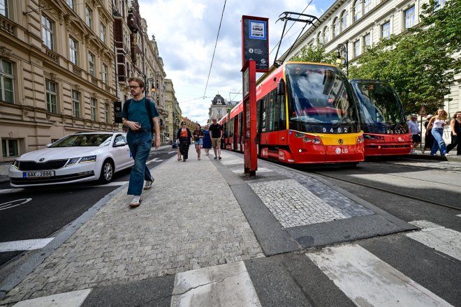Zastávky tramvají se v Praze zvětšují