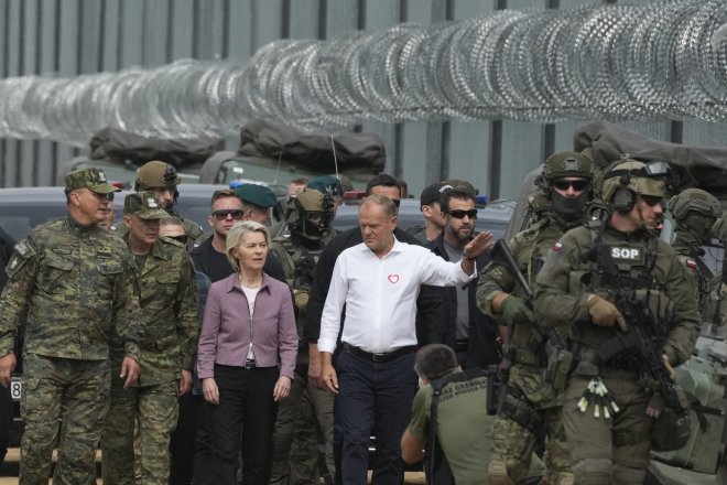 Tusk ukázal šéfce EK ochranu východní hranice EU, sledovali je běloruští vojáci