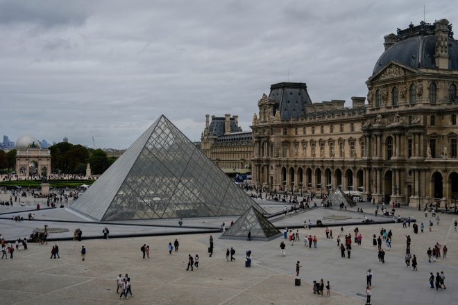 Pařížské muzeum Louvre zůstává zavřené poté, co se do něj vloupali zloději a odnesli několik šperků