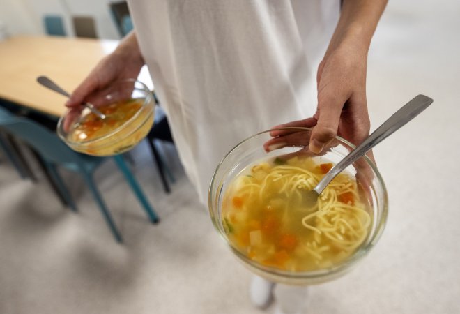 Součástí oběda ve školní jídelně je i polévka