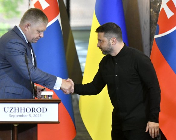 Slovenský premiér Robert Fico a ukrajinský prezident Volodymyr Zelenskyj