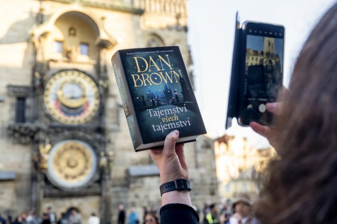 Nová knížka Dana Browna se odehrává v Praze. Přitáhne nám to turisty, věří stát