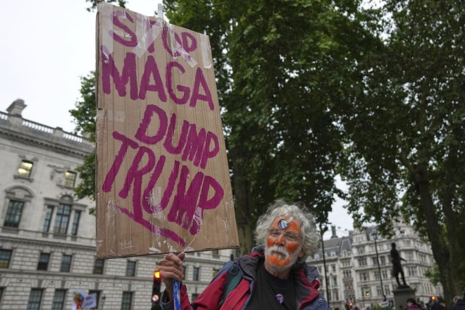 OBRAZEM: Trump u krále Karla III.. Velkolepé přijetí kalí protesty