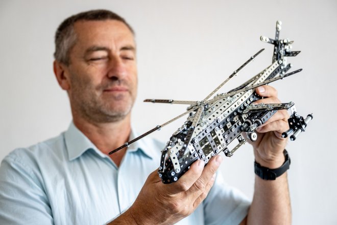 Jednatel společnosti Merkur Toys Radek Jelínek ukazuje model vrtulníku