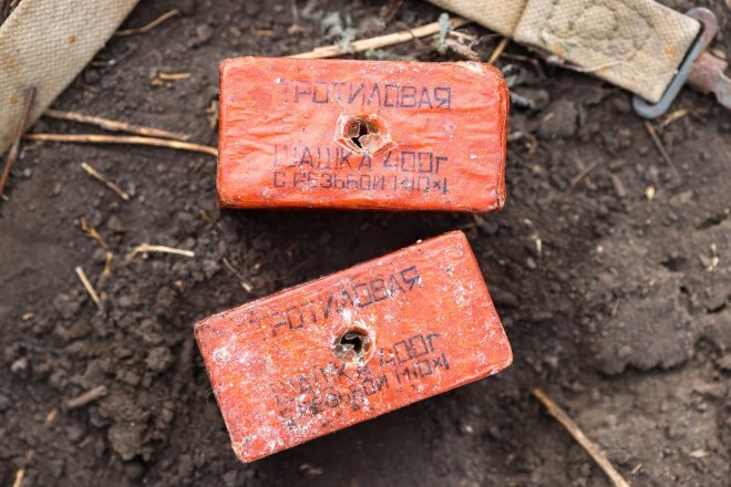 Svět řeší výbušninovou krizi. Bez TNT nebude beton, čipy ani mobily