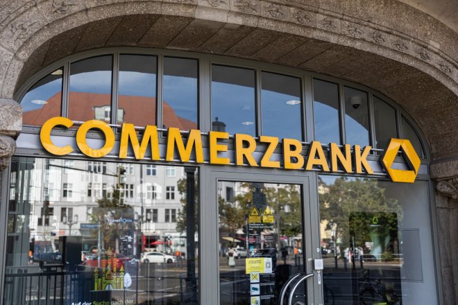 Němci možná kapitulují. Berlín je otevřen prodeji Commerzbank Italům