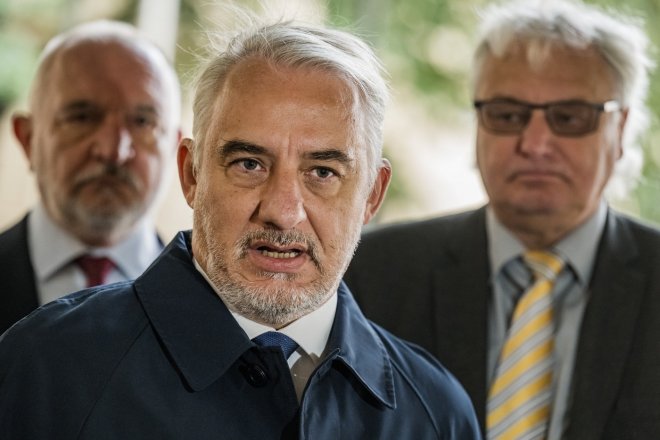 Platová přetahovaná nekončí. Jurečka mluví o kompromisu, Středula chce víc