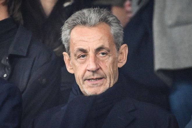 Padlý idol francouzské politiky. Nicolas Sarkozy nastupuje do vězení a štafetu předává synovi