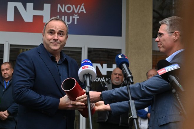 Na snímku zleva jsou generální ředitel Nové Huti Radek Strouhal a insolvenční správce Šimon Peták.