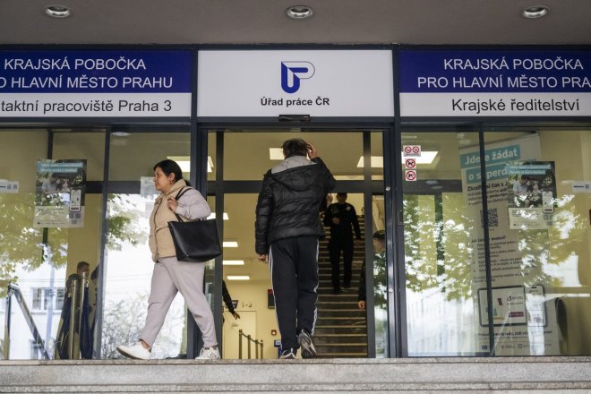 Trh práce zůstává v kondici. Mezi nezaměstnanými přibyli absolventi