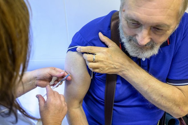Pozůstalí po zemřelých kvůli očkování proti covidu mohou žádat odškodnění. Rozhodl Nejvyšší soud