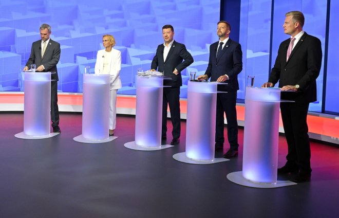 Zleva Zdeněk Hřib (Piráti), Kateřina Konečná (Stačilo!; KSČM), Tomio Okamura (SPD), Vít Rakušan (STAN) a Filip Turek (Motoristé sobě) při předvolební debatě lídrů stran v TV Nova