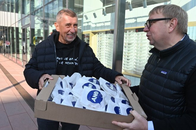 Předseda hnutí ANO Andrej Babiš (vlevo) a poslanec Aleš Juchelka rozdávají koblihy