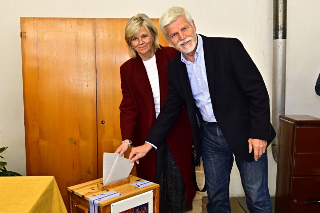 Prezident Petr Pavel s manželkou Evou odhlasoval v Černoučku na Litoměřicku.