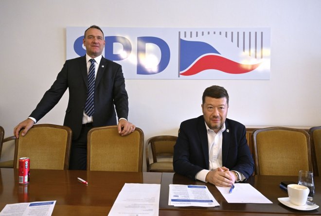 Zleva místopředseda SPD Radim Fiala a předseda SPD Tomio Okamura na prvním povolebním zasedání klubu poslanců SPD
