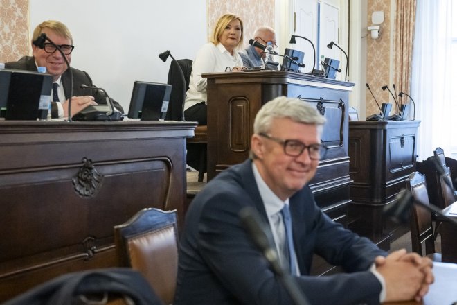 Ustavující jednání nového poslaneckého klubu hnutí ANO, 8. října 2025, Praha. Vzadu zleva poslanci Aleš Juchelka, Alena Schillerová a Jaroslav Faltýnek, v popředí sedí Karel Havlíček