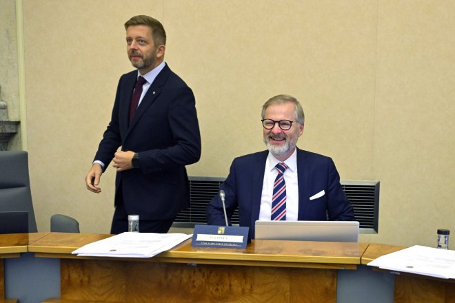 Končící premiér Petr Fiala (ODS, vpravo) a končící ministr vnitra Vít Rakušan (STAN)
