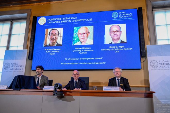 Nobelovu cena za chemii získali tvůrci „molekulárních stavebnic budoucnosti“ Japonec Susumu Kitagawa, Australan Richard Robson a Američan Omar