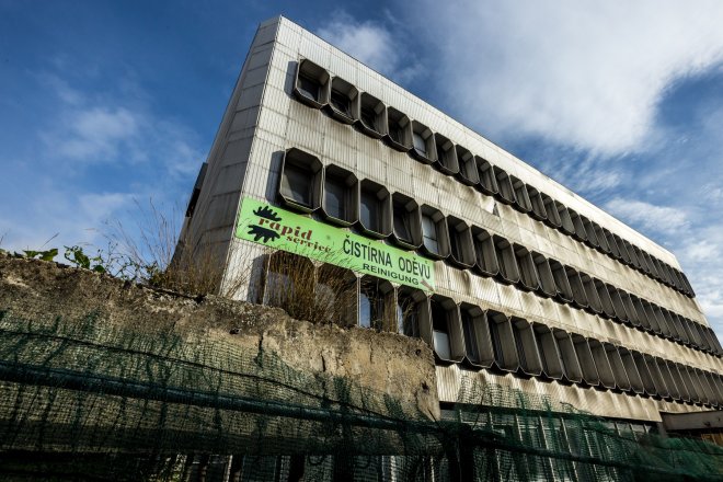 Zchátralá budova Telecomu v Teplicích zmizí