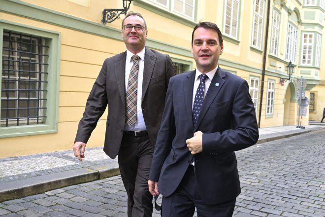 Předseda poslaneckého klubu Motoristů Boris Šťastný (vlevo) a předseda strany Petr Macinka